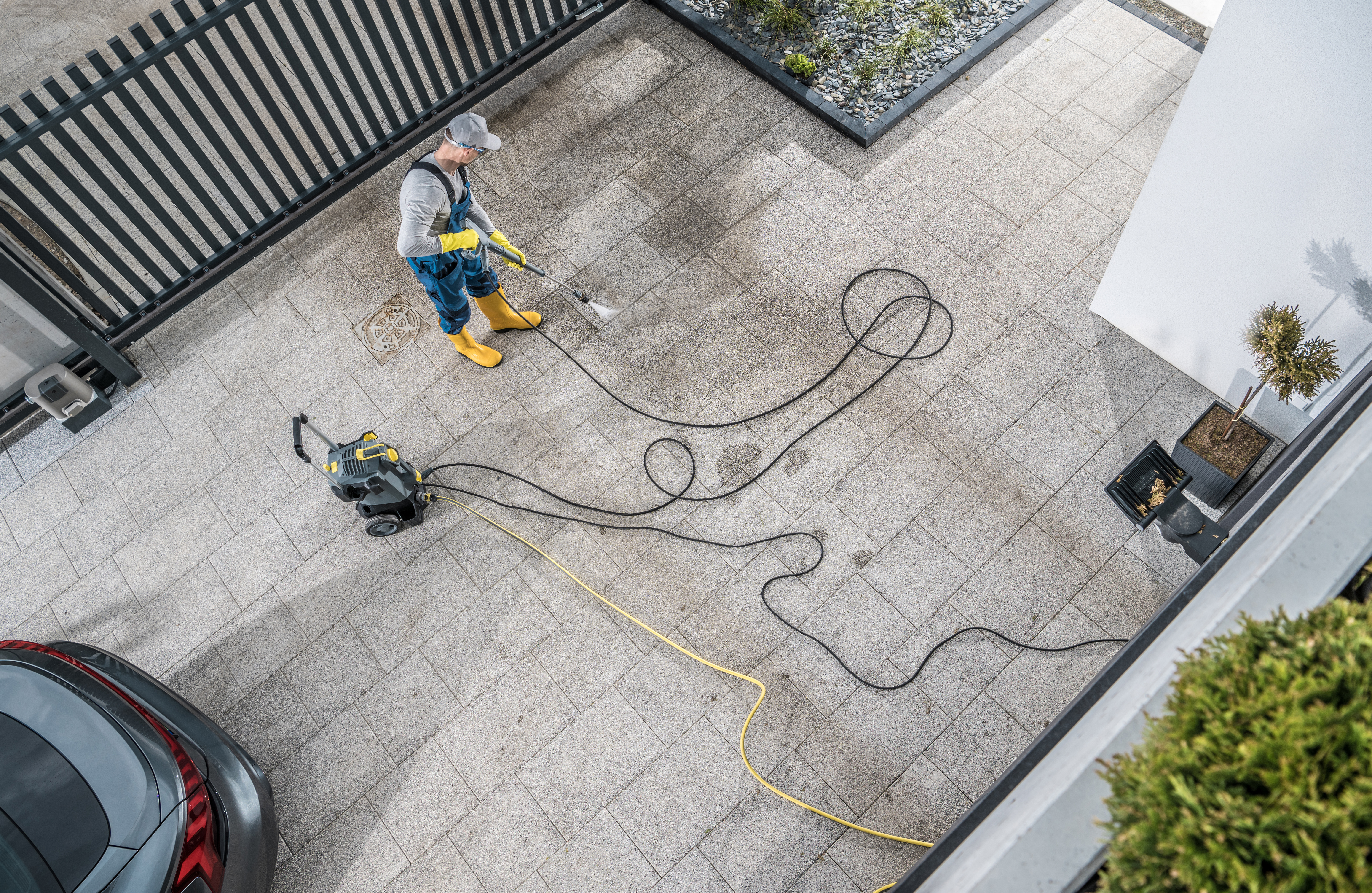 Verwitterte Pflasterfläche vor der Reinigung